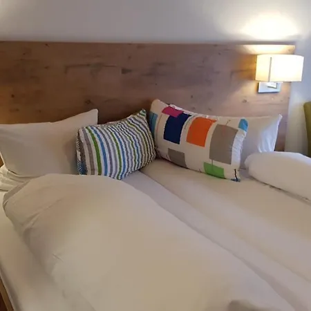 Schiff Hotel *